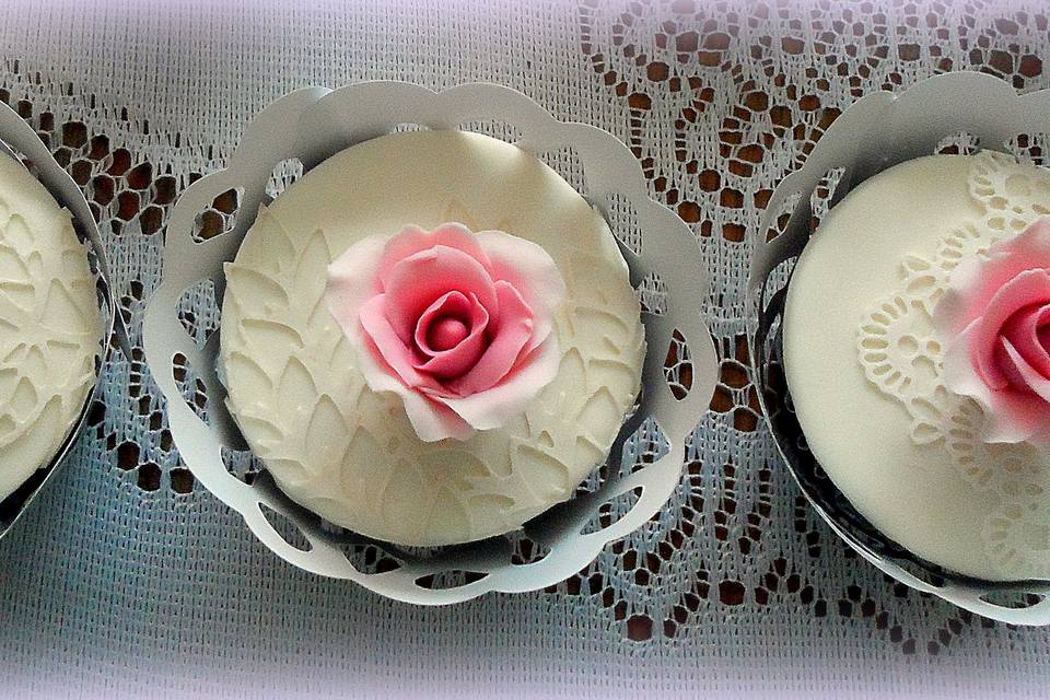 Cupcakes encaje y rosas