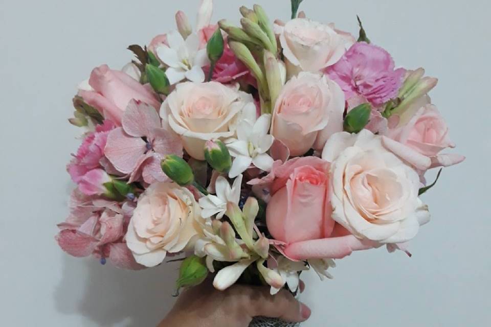 Bouquet tonos rosados y perlas
