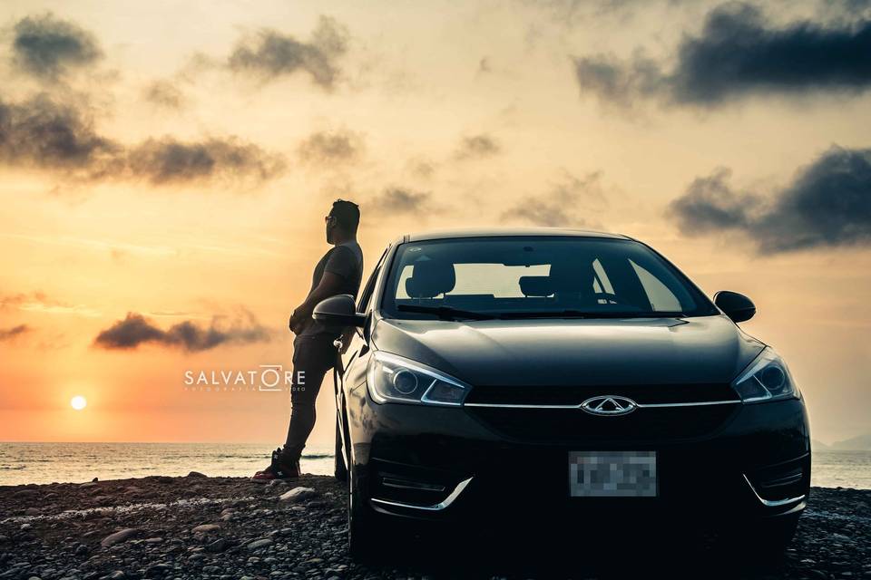 Auto con atardecer en playa