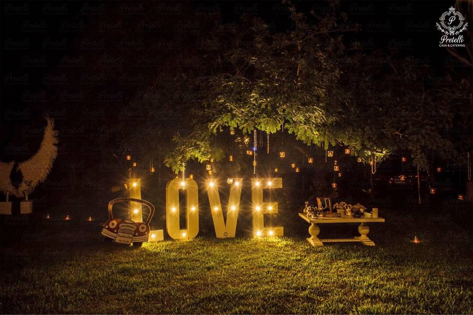 Love, letras con bombillas