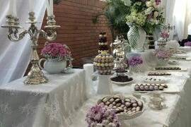 Mesa de dulces y flores