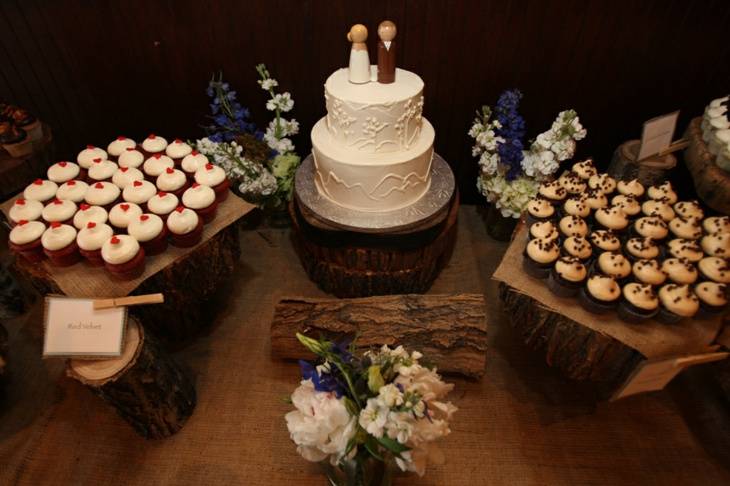 Mesa de cupcakes y torta