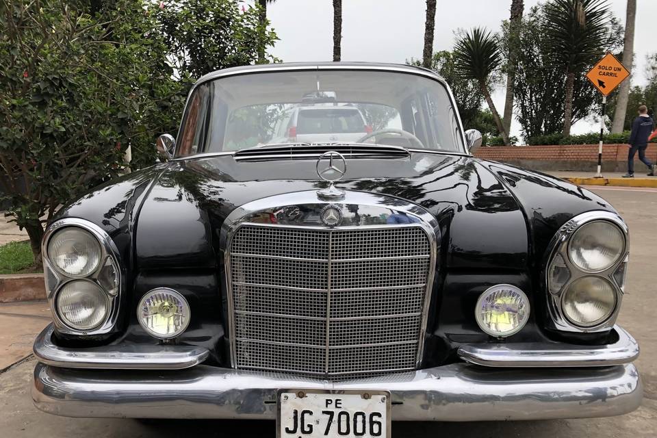 Mercedes W111 Negro