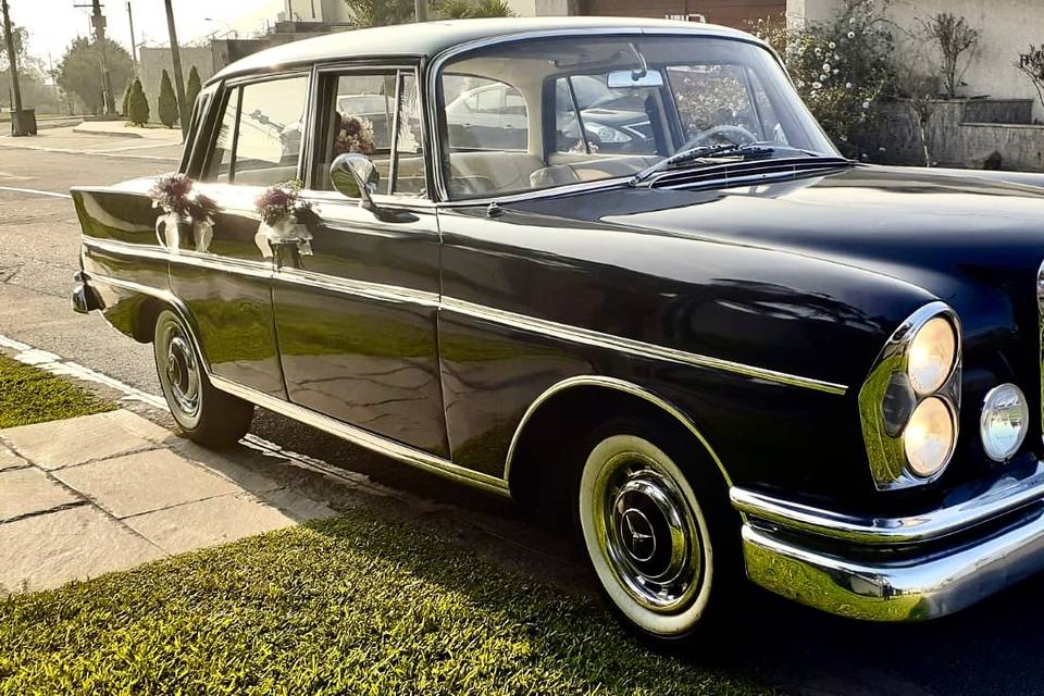 Mercedes W111 1967 Negro