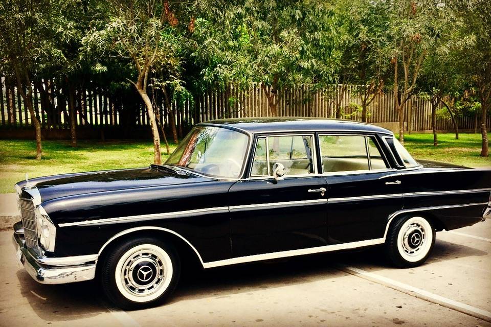 Mercedes W111 1967 Negro