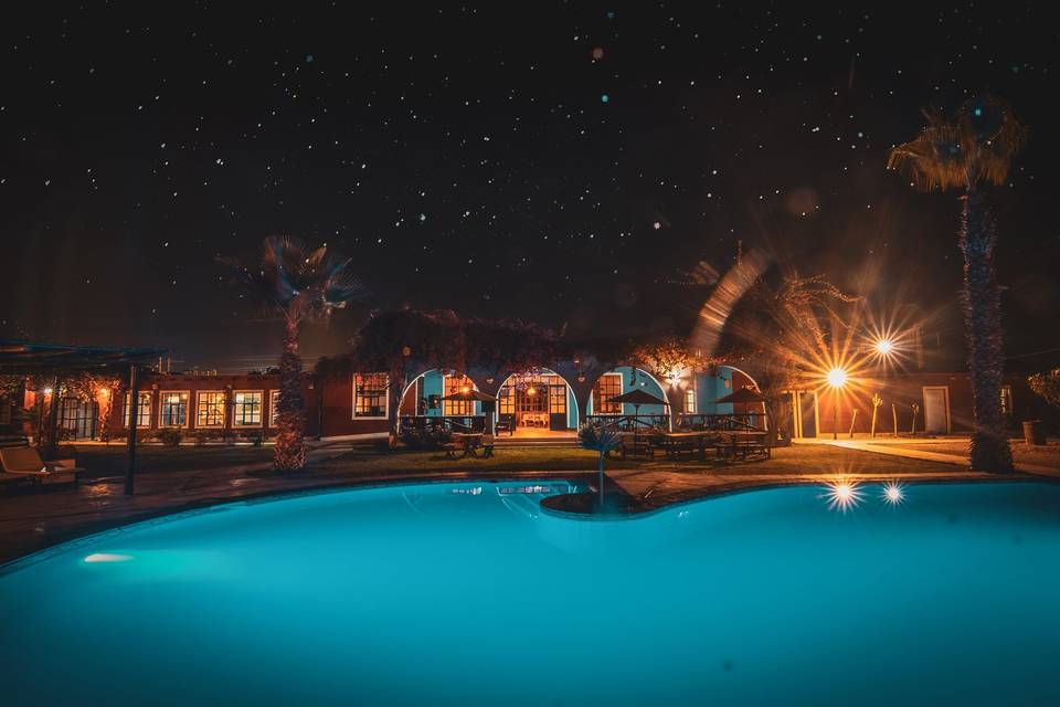 Foto nocturna en piscina