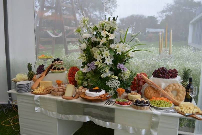 Mesa de quesos y frutas