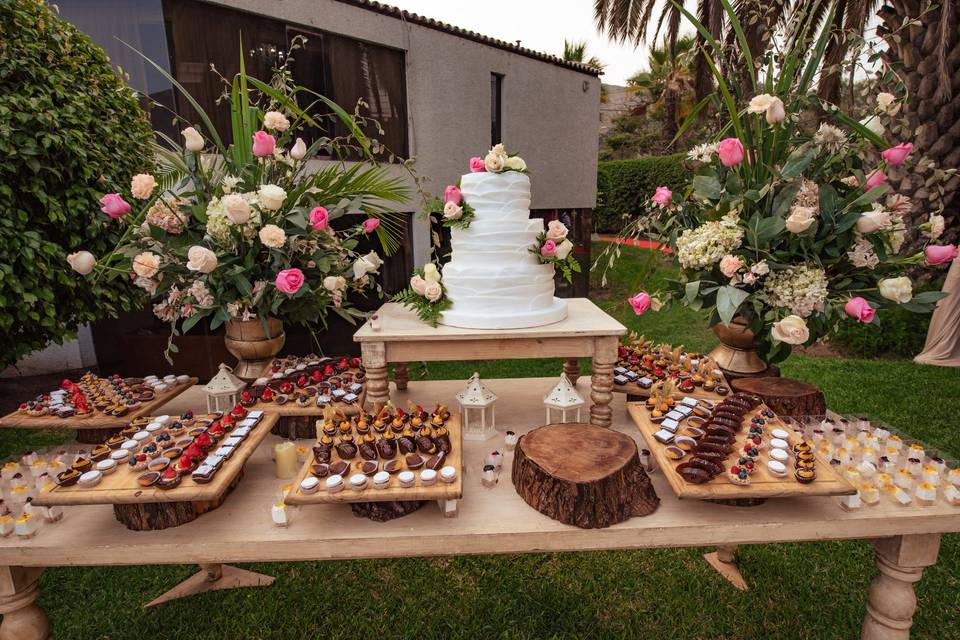 Mesa de dulces y torta