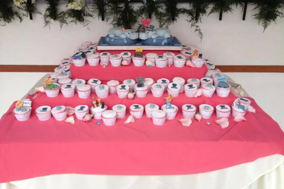 Escultura y mesa de cup cakes
